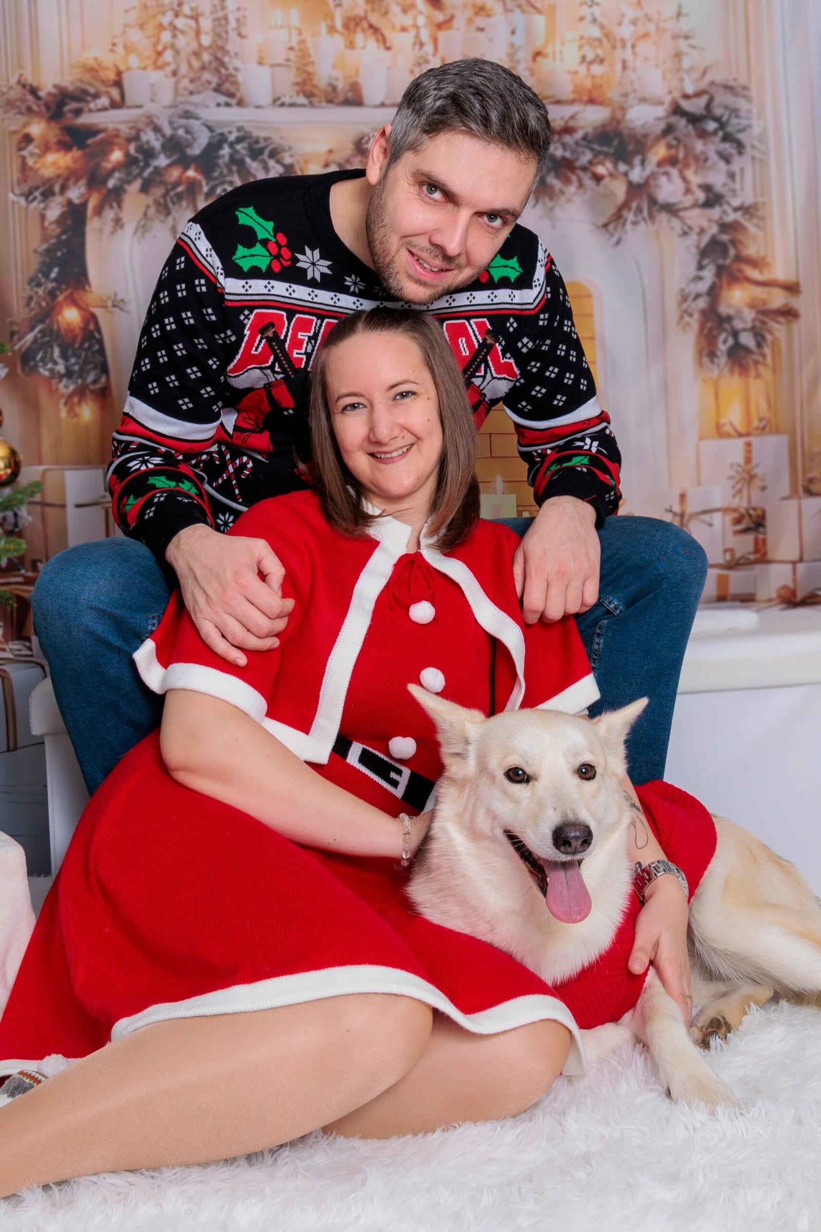 Pár fehér kutyájukkal a karácsonyi stúdióban